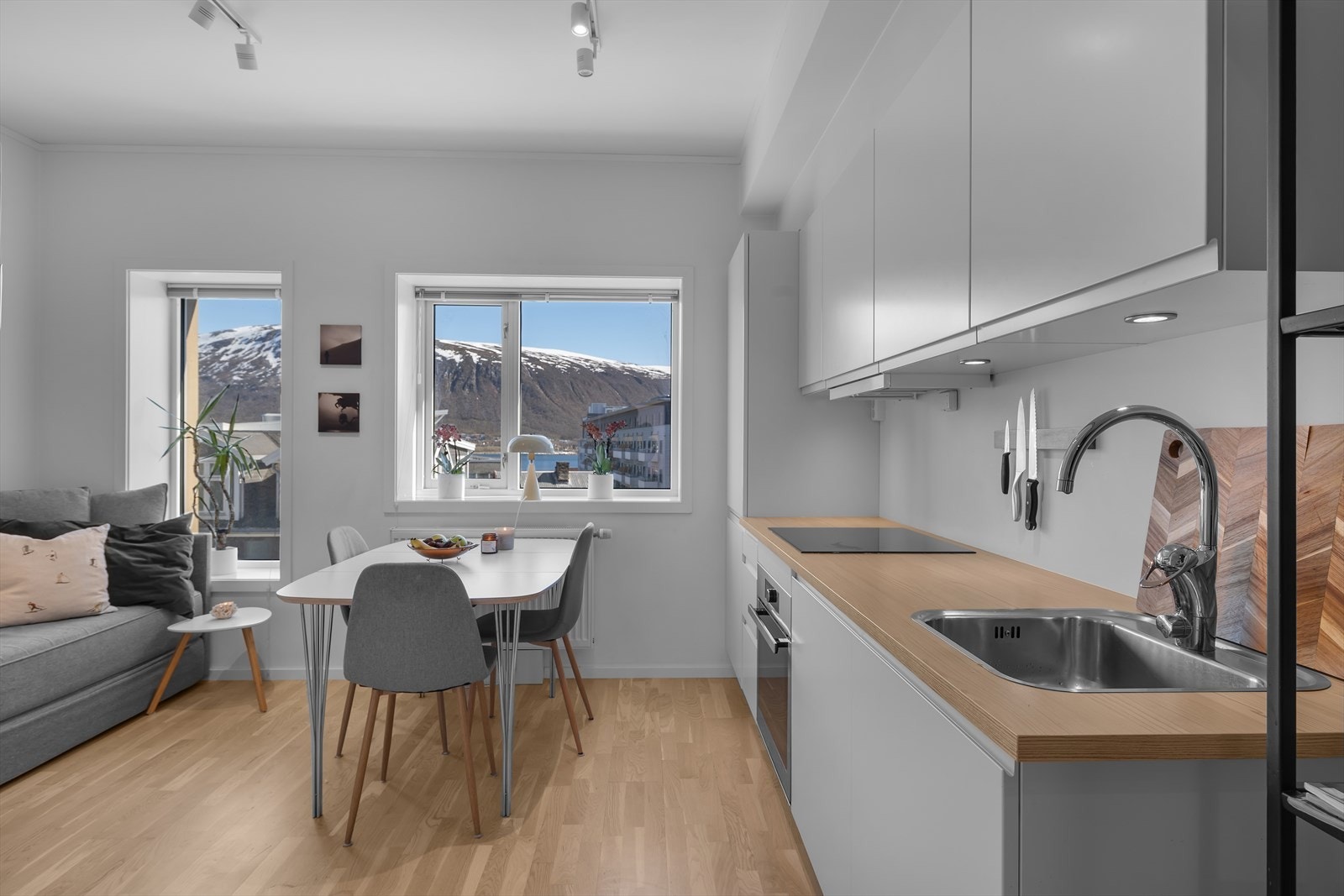 Leiligheten er fra 2019 og fremstår som moderne og av god standard Galleribilde