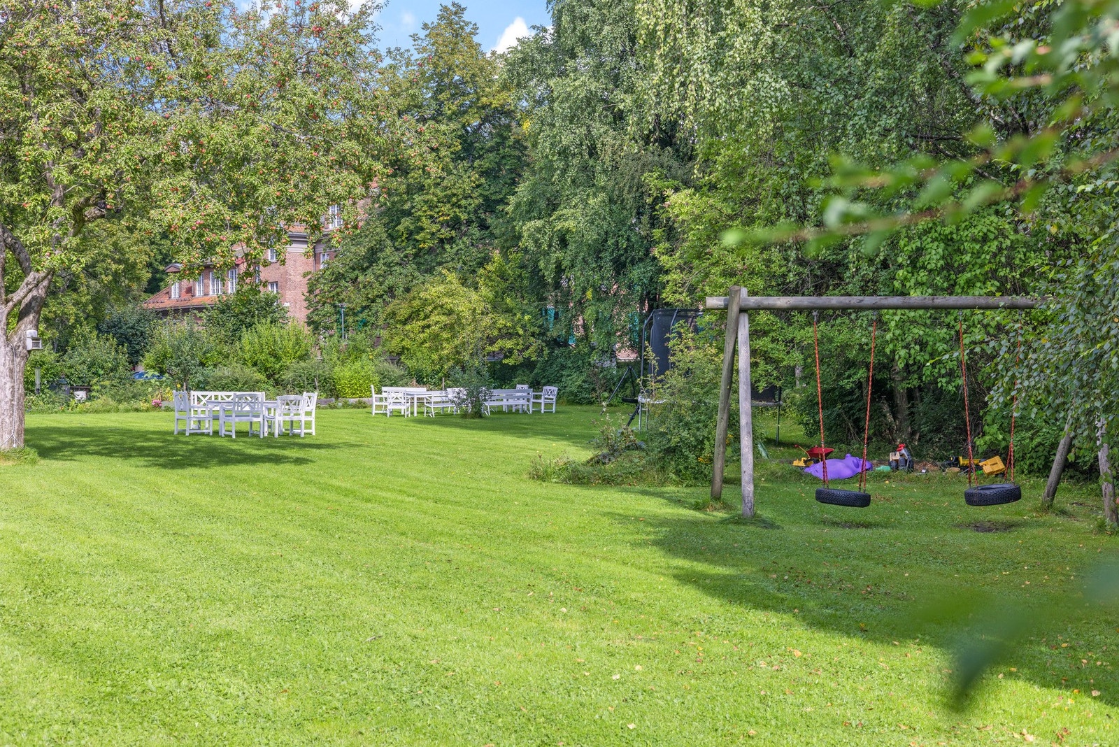 Den flotte felles hagen går rundt bygningen og er frodig og velstelt. Galleribilde