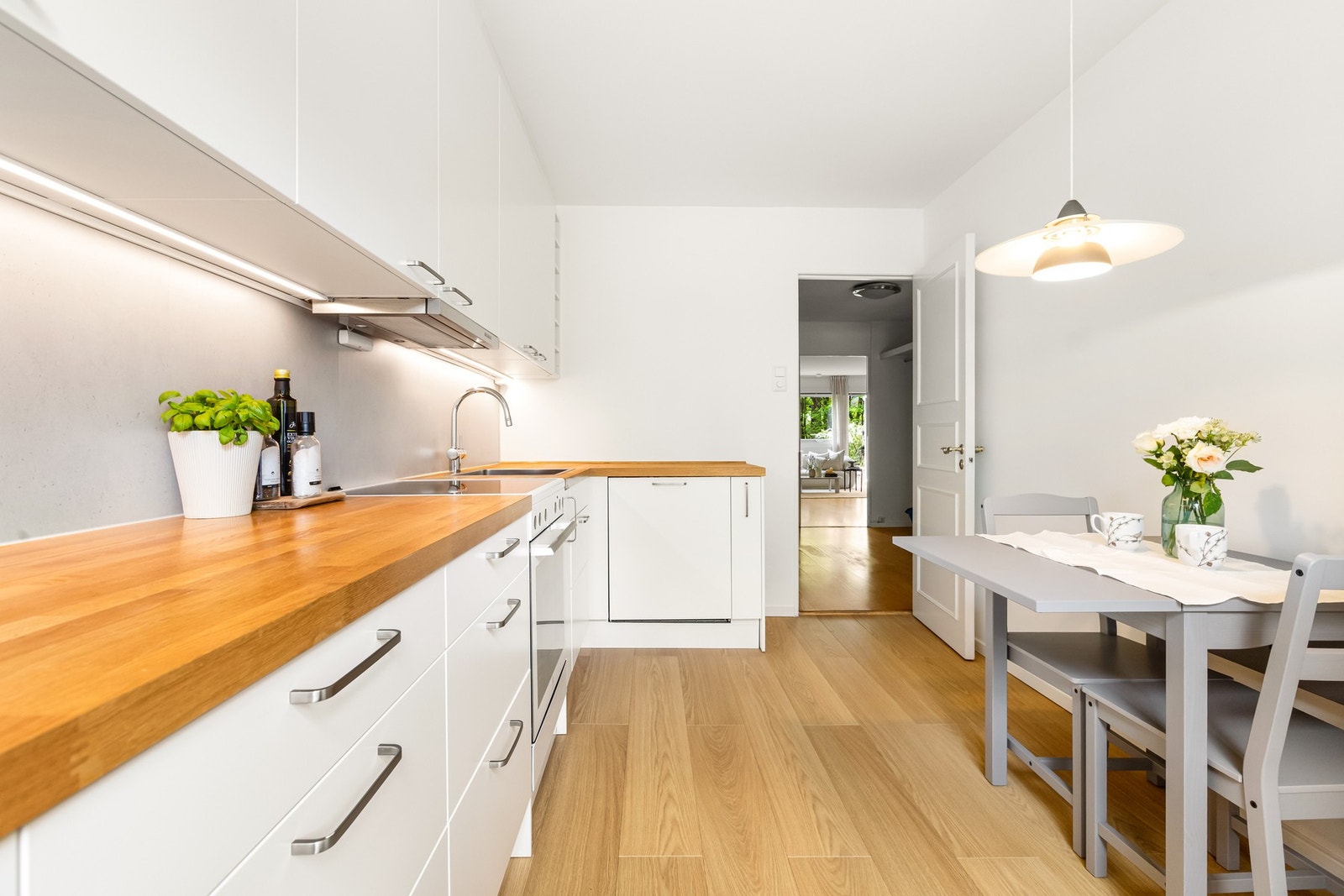 Kjøkkeninnredningen er velholdt og romslig, og består av glatte hvite fronter. Benkeplaten er i heltre med topplimt metallvask. Mellom benkeplate og overskap er det laminatplate. Ventilator med avtrekk til byggets sentrale ventilasjonsanlegg. Galleribilde
