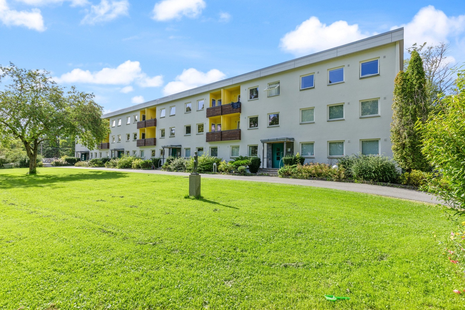 Eiendommen ligger i et attraktivt, sentralt og rolig boligområde på Vinderen i Oslo. Her kan man kjenne på hvilepulsen når man ankommer borettslagets eiendom, og nærområdet er idyllisk og grønt i sommerhalvåret, med Sognsvannsbekken rislende forbi. Galleribilde