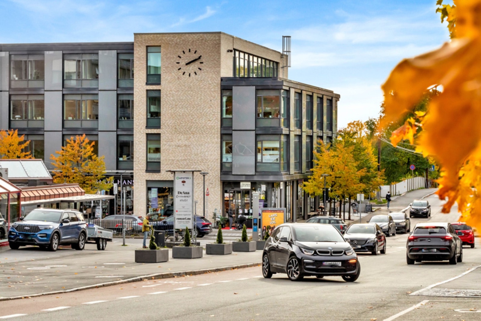 Det er svært kort vei til store arbeidsplasser på Blindern, Forskningsparken, Rikshospitalet, Politihøyskolen, Musikkhøyskolen, Menighetsfakultetet og VID vitenskapelige høgskole. Galleribilde
