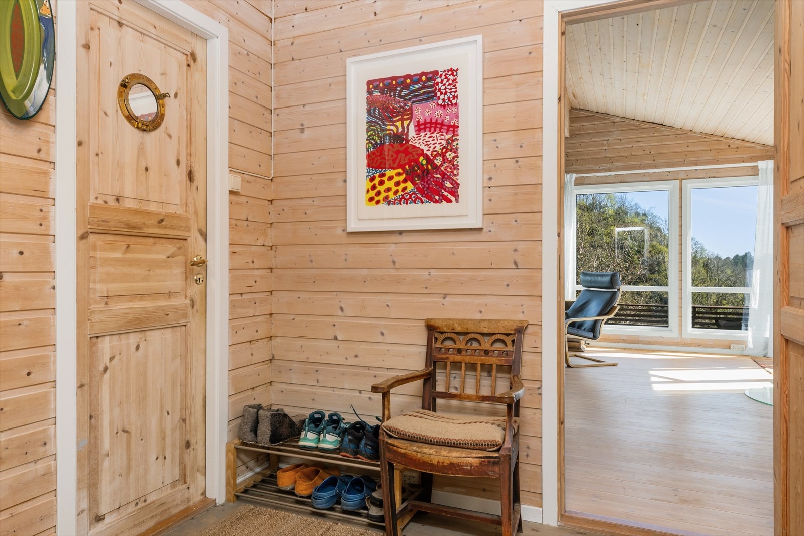 Vindfanget ønsker velkommen inn. Hytta har gjennomgående trepanel på vegger og himling, og furugulv i de fleste rom. Galleribilde