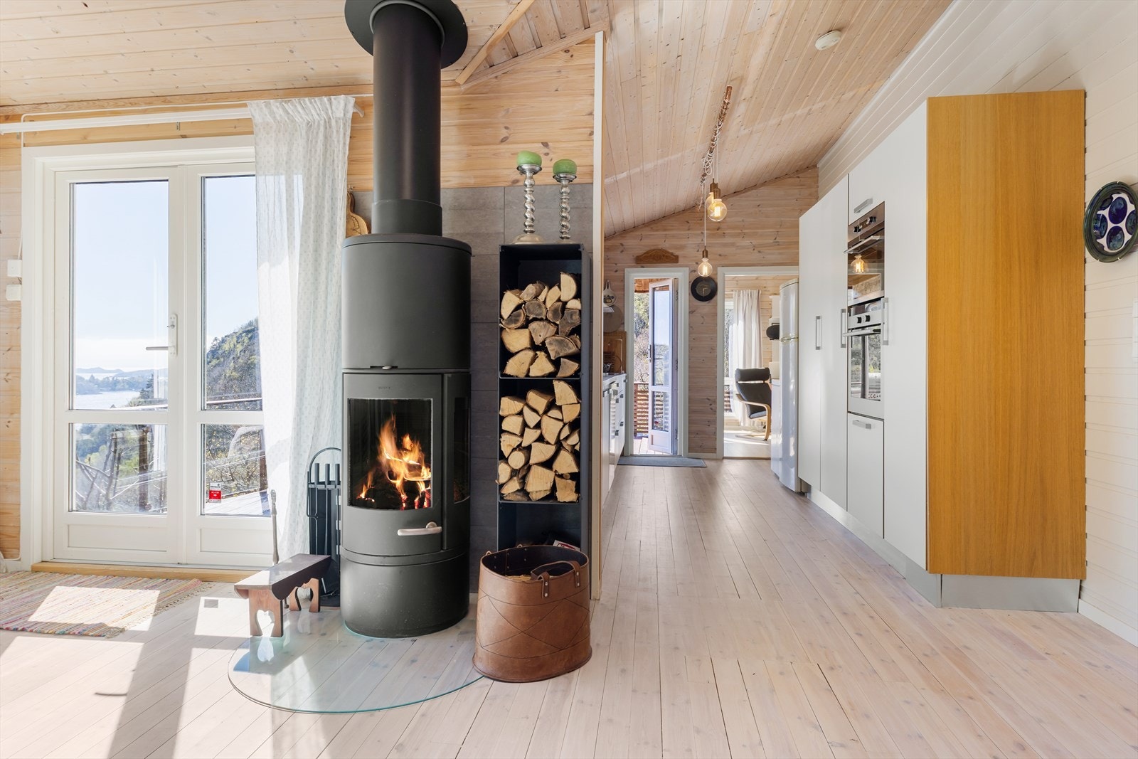 En vedovn med isolert stålpipe fra 2013 sørger for lun og god varme på kjølige dager. Galleribilde