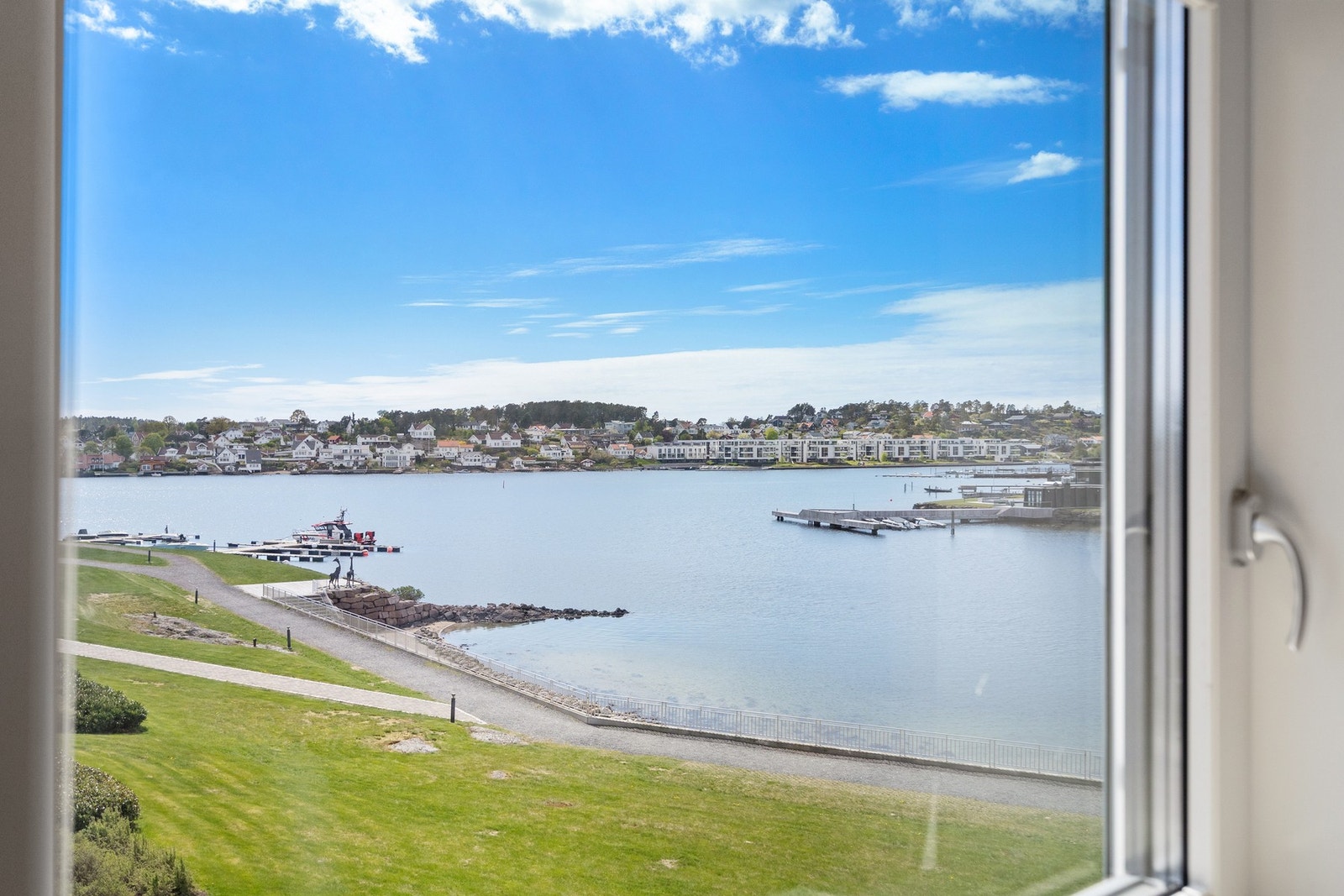 Utsikt mot stranden og Husøysund Galleribilde
