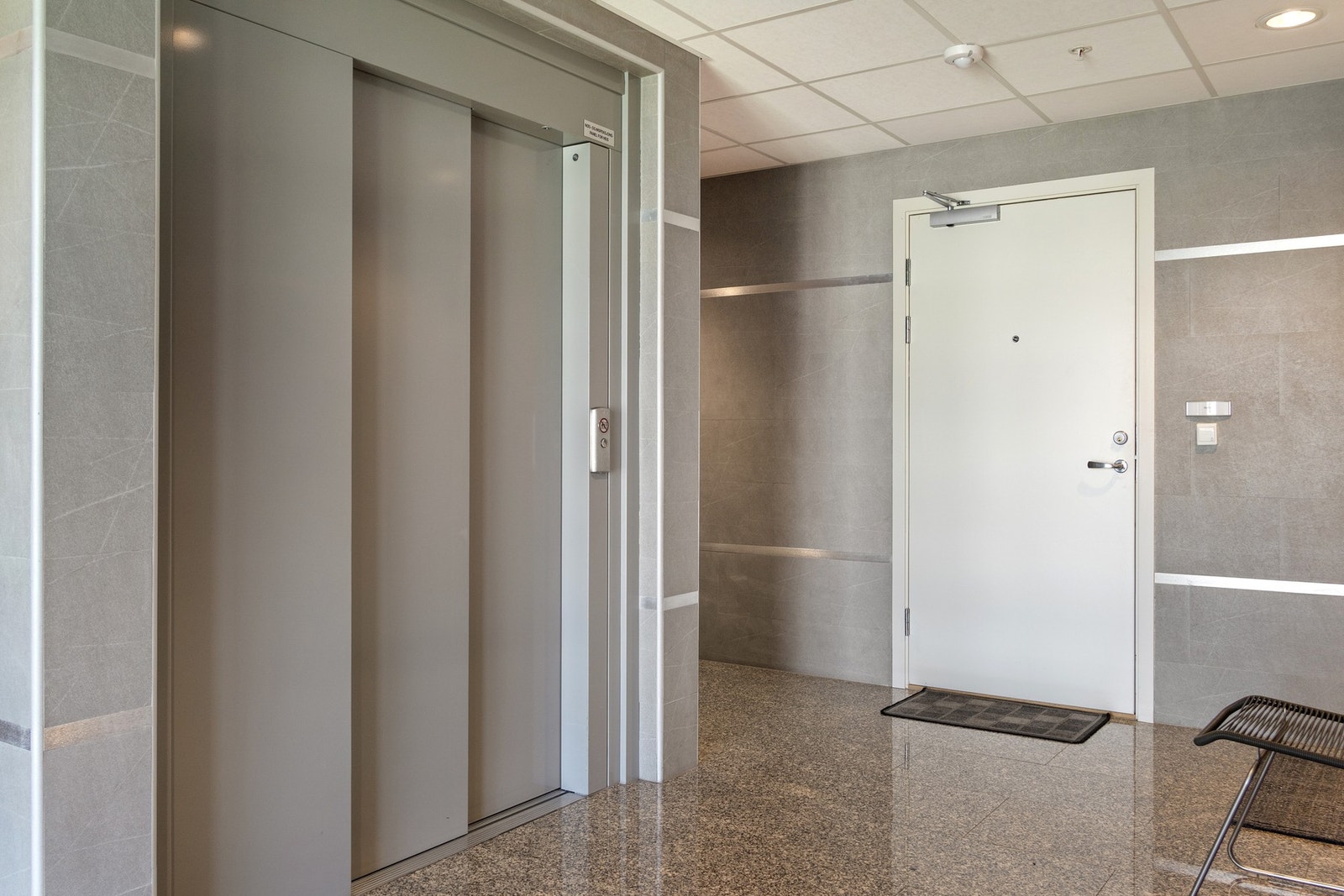 Inngangsparti med heis og trapp Galleribilde