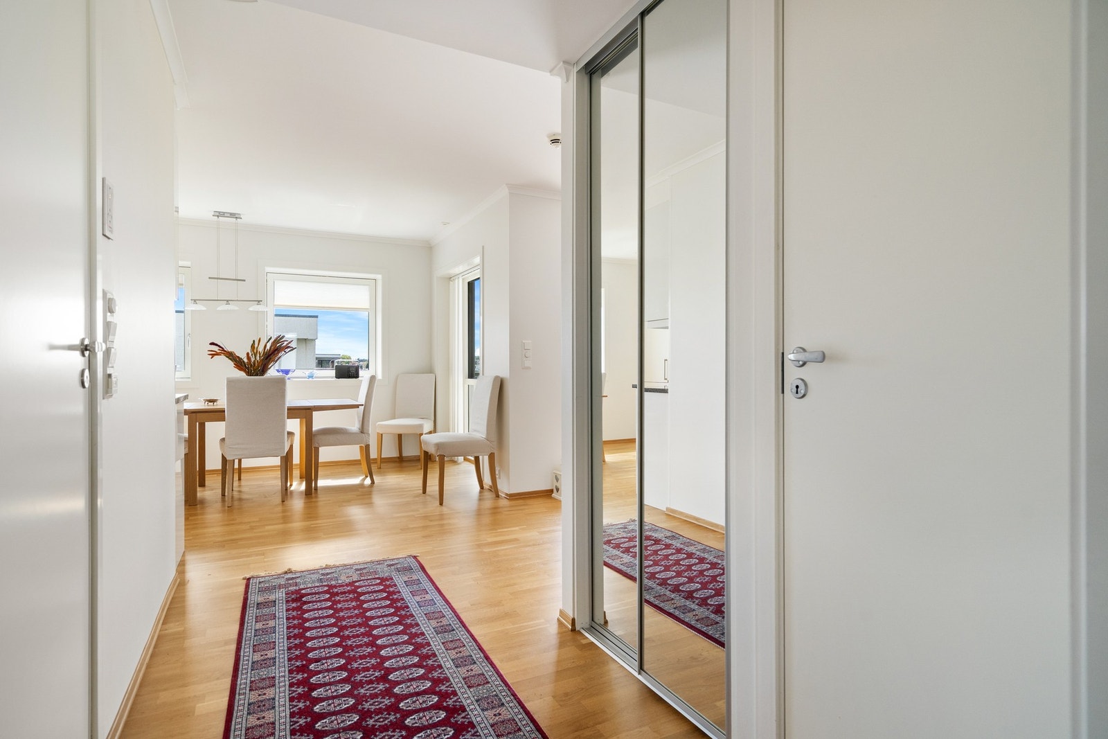 Hall med garderobe og bad Galleribilde