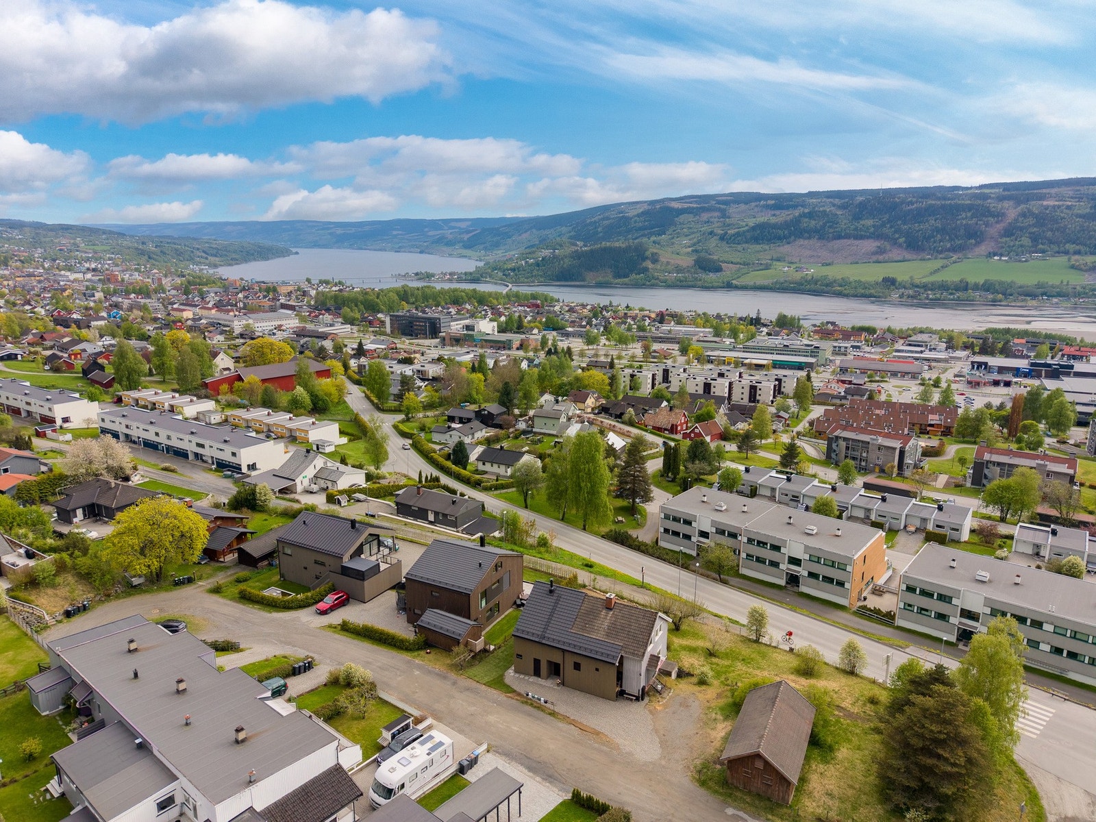 Fra eiendommen er det flott utsikt mot Mjøsa og omkringliggende landskap. Galleribilde