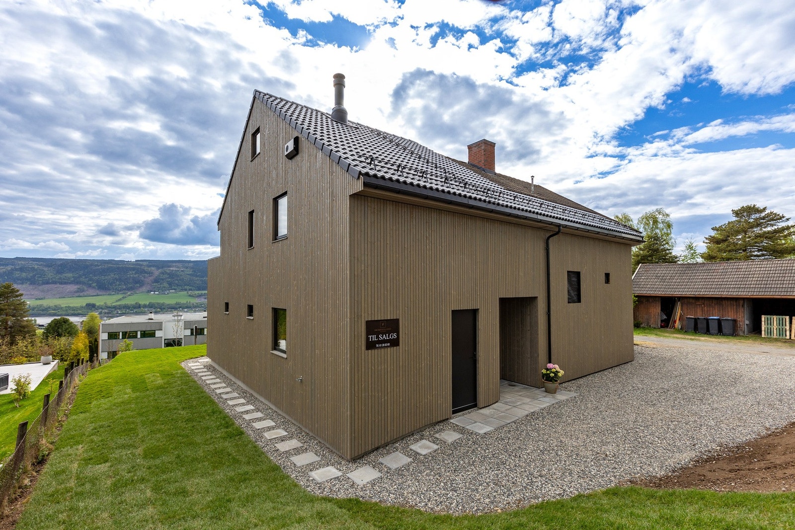 Boligen har moderne uttrykk og praktisk adkomst med gruslagt gårdsplass og lettstelte uteområder. Galleribilde