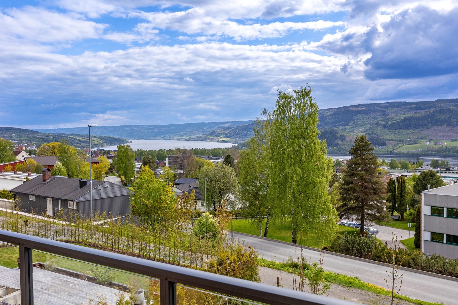 Fra balkonegn har man vidstrakt utsyn mot Mjøsa. Eiendommen ligger vestvendt til med flotte solforhold. Galleribilde