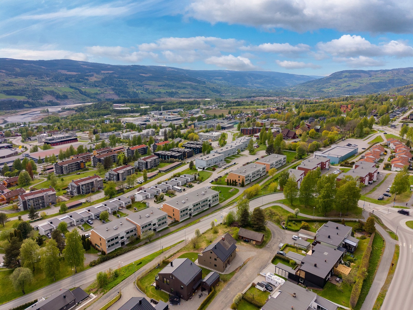 Oversiktsbilde som viser eiendommen beliggenhet i nordre del av byen. Galleribilde