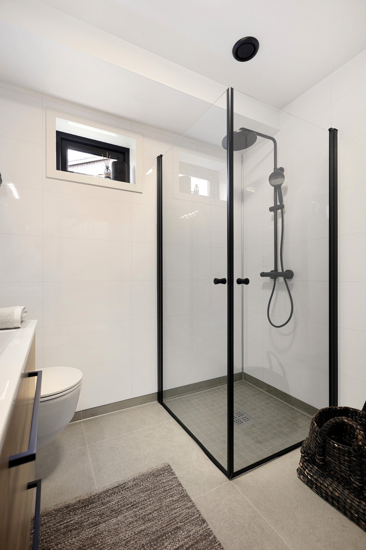 Romslig dusjløsning med glassvegger gir badet et åpent og moderne uttrykk. Galleribilde
