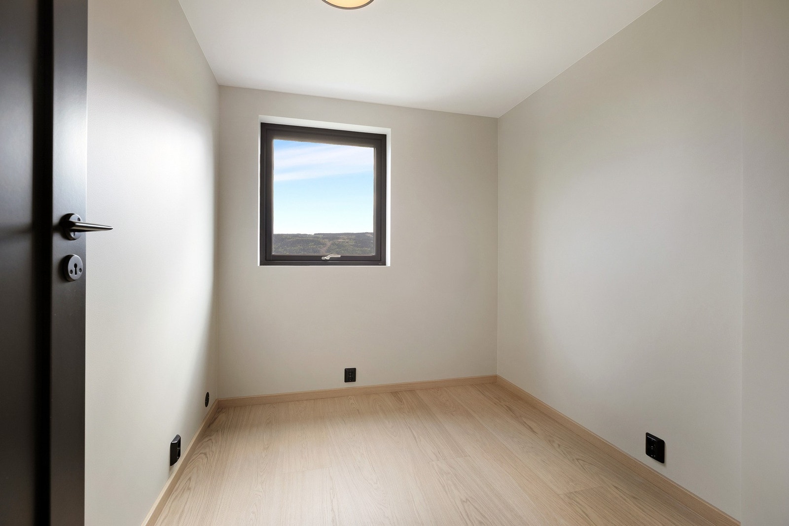 Soverom med rolig atmosfære og vindu som gir naturlig lys og utsyn mot omgivelsene. Galleribilde