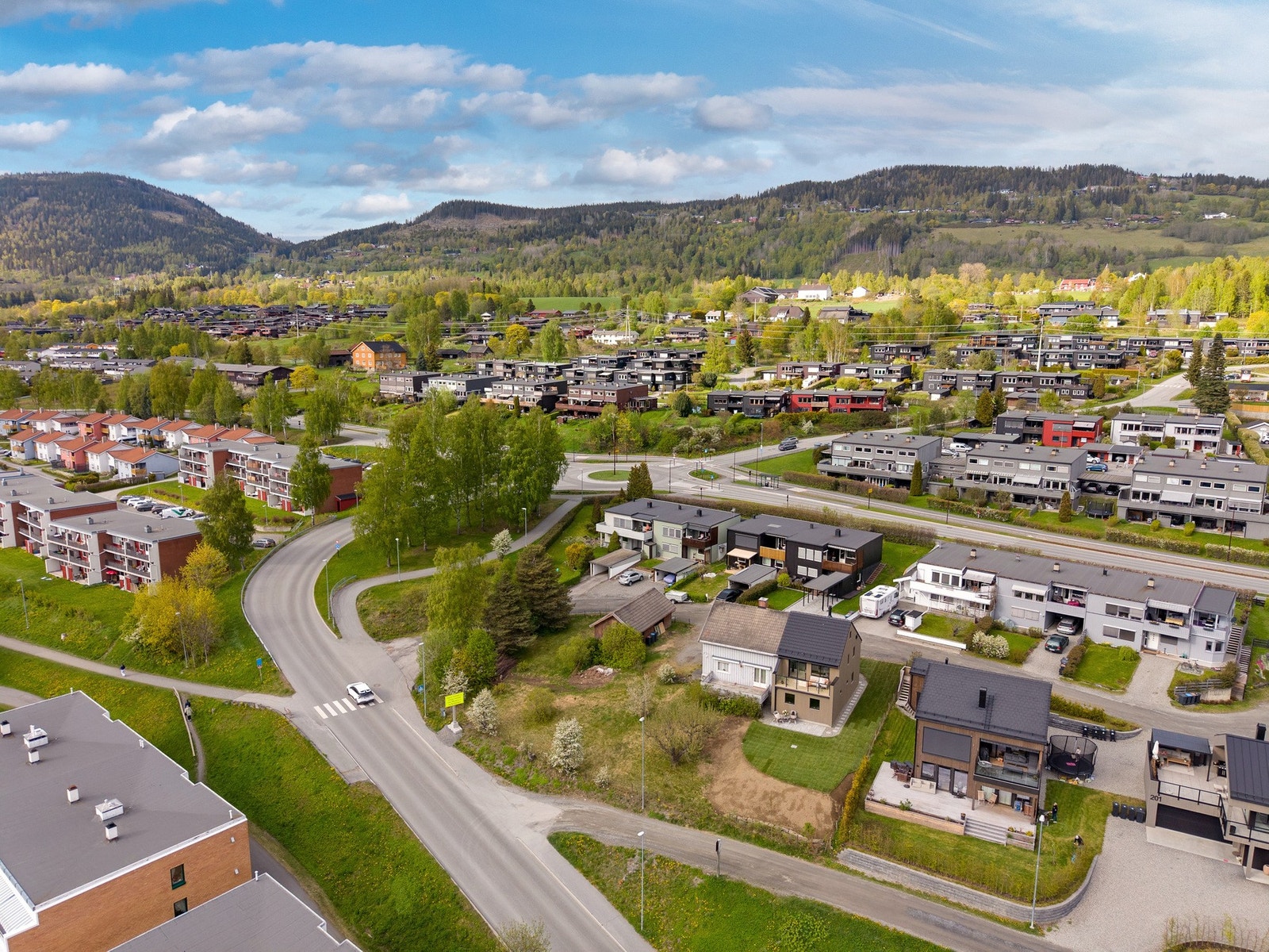 Den nyoppførte boligen ligger attraktivt til i et rolig og veletablert boligområde med gode sol- og utsiktsforhold. Galleribilde