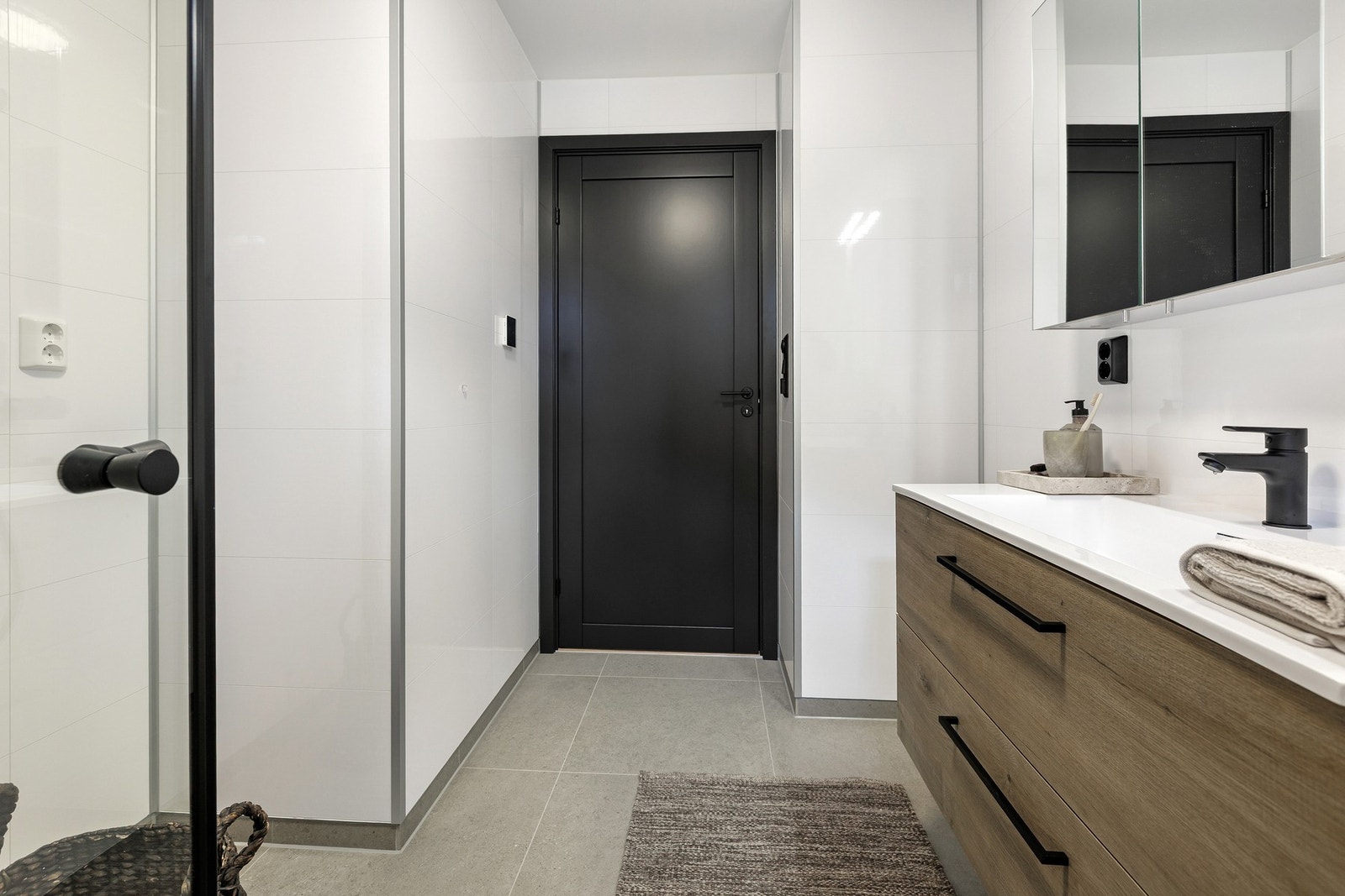 Badet har god oppbevaringsplass og en praktisk planløsning med moderne detaljer. Galleribilde