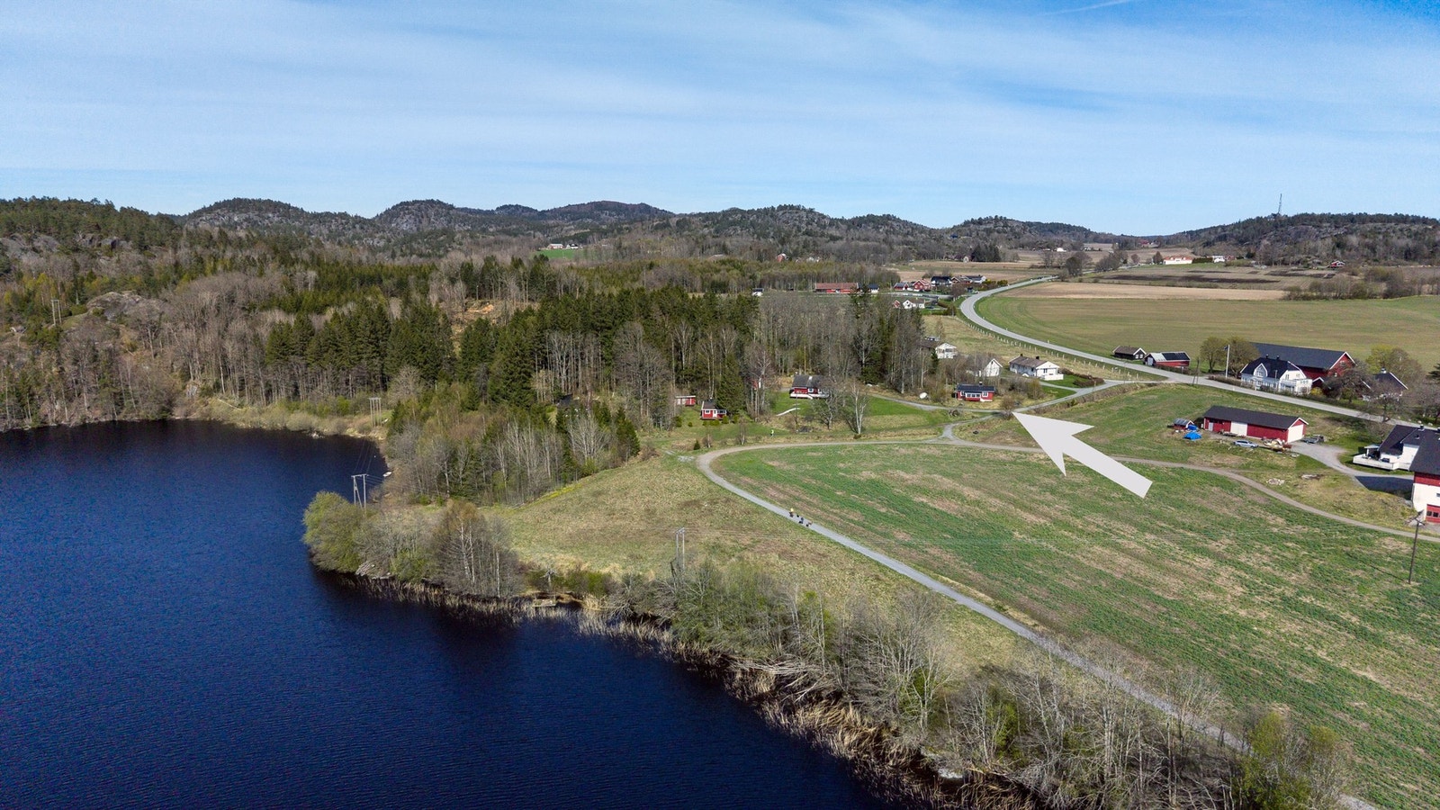 Fritidsboligen ligger i et landlig område med nærhet til Hallevannet og omgitt av skog og åpent landskap. Galleribilde