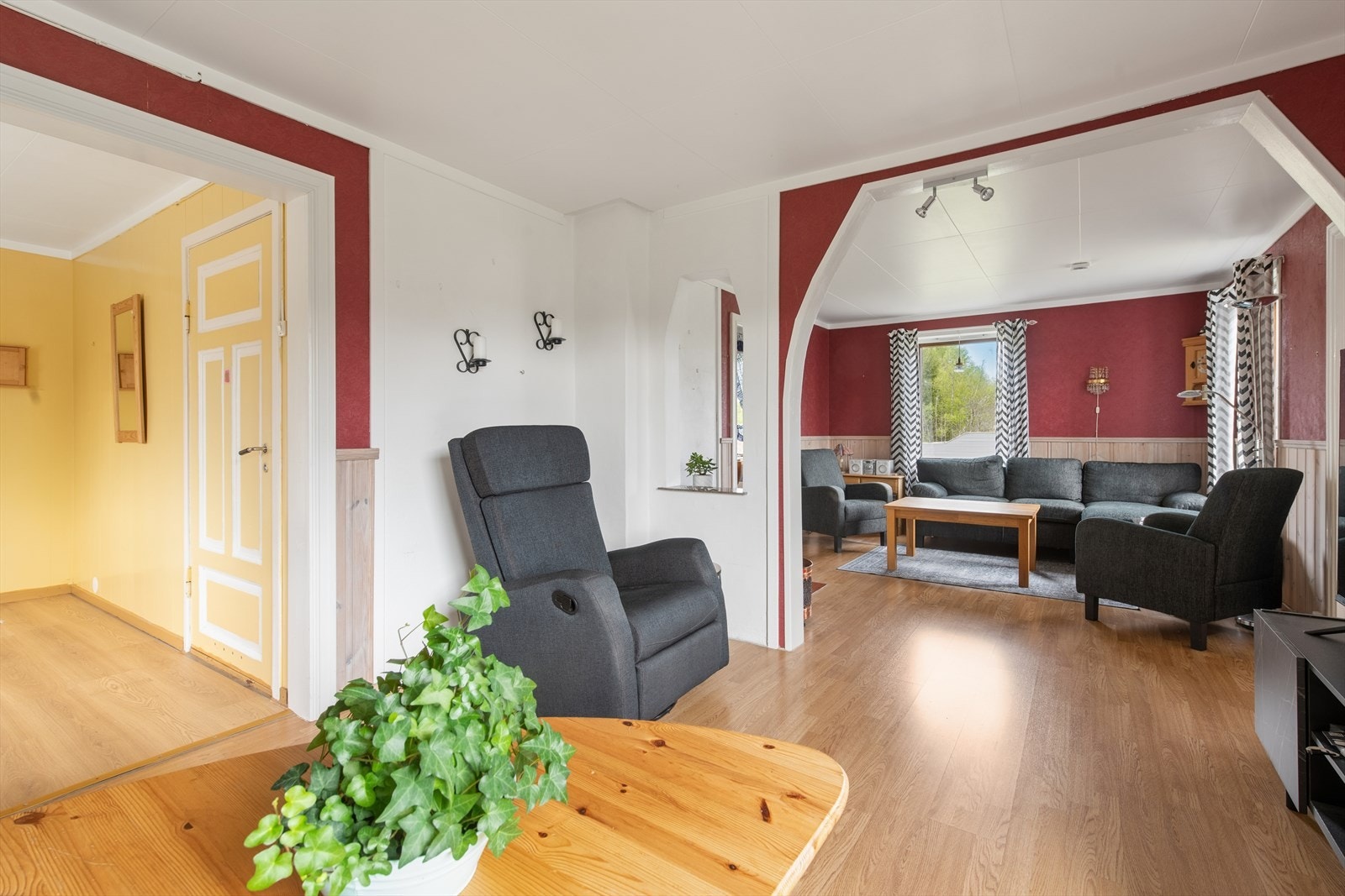 Romslig stue med gode møbleringsmuligheter. Galleribilde
