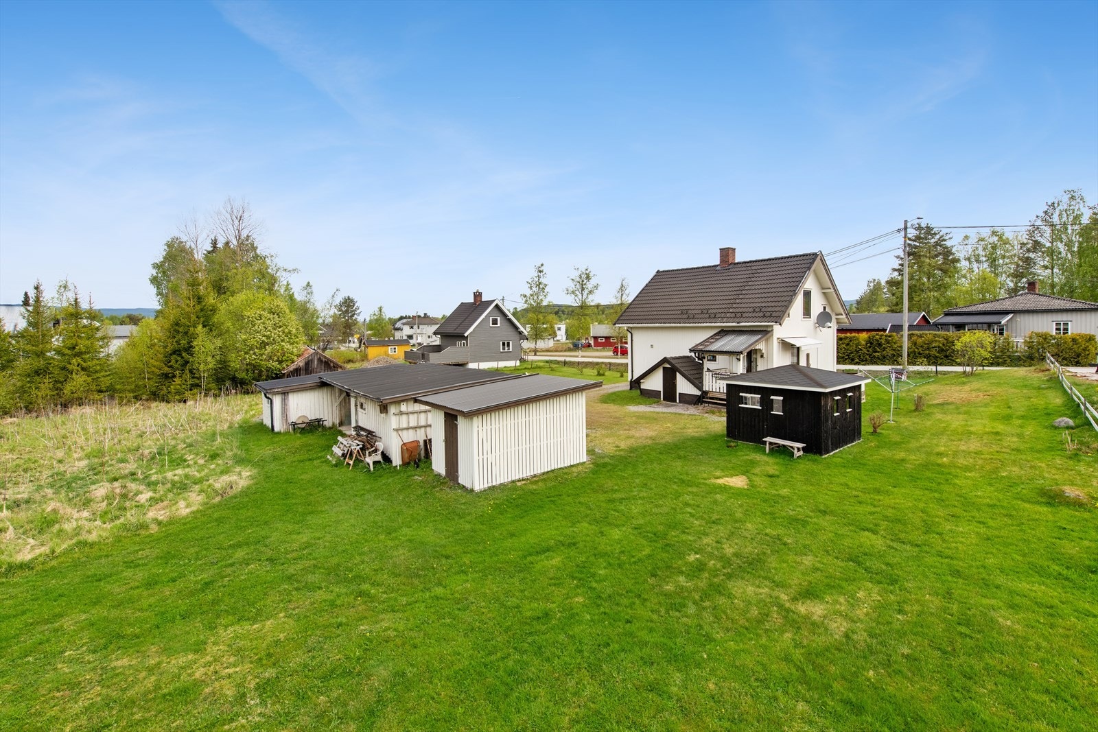 Uthus med garasje, carport og lagringsplass. Galleribilde
