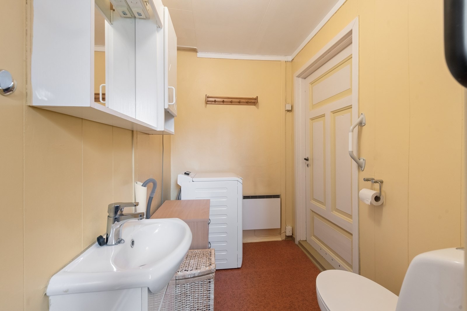 Badet er eldre og har renoveringsbehov. Galleribilde