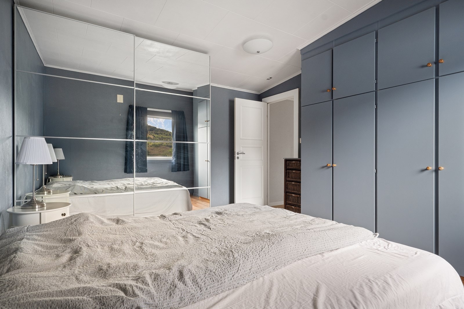 Hovedsoverom med skyvedørsgarderobe og innebygde garderobeskap. Galleribilde