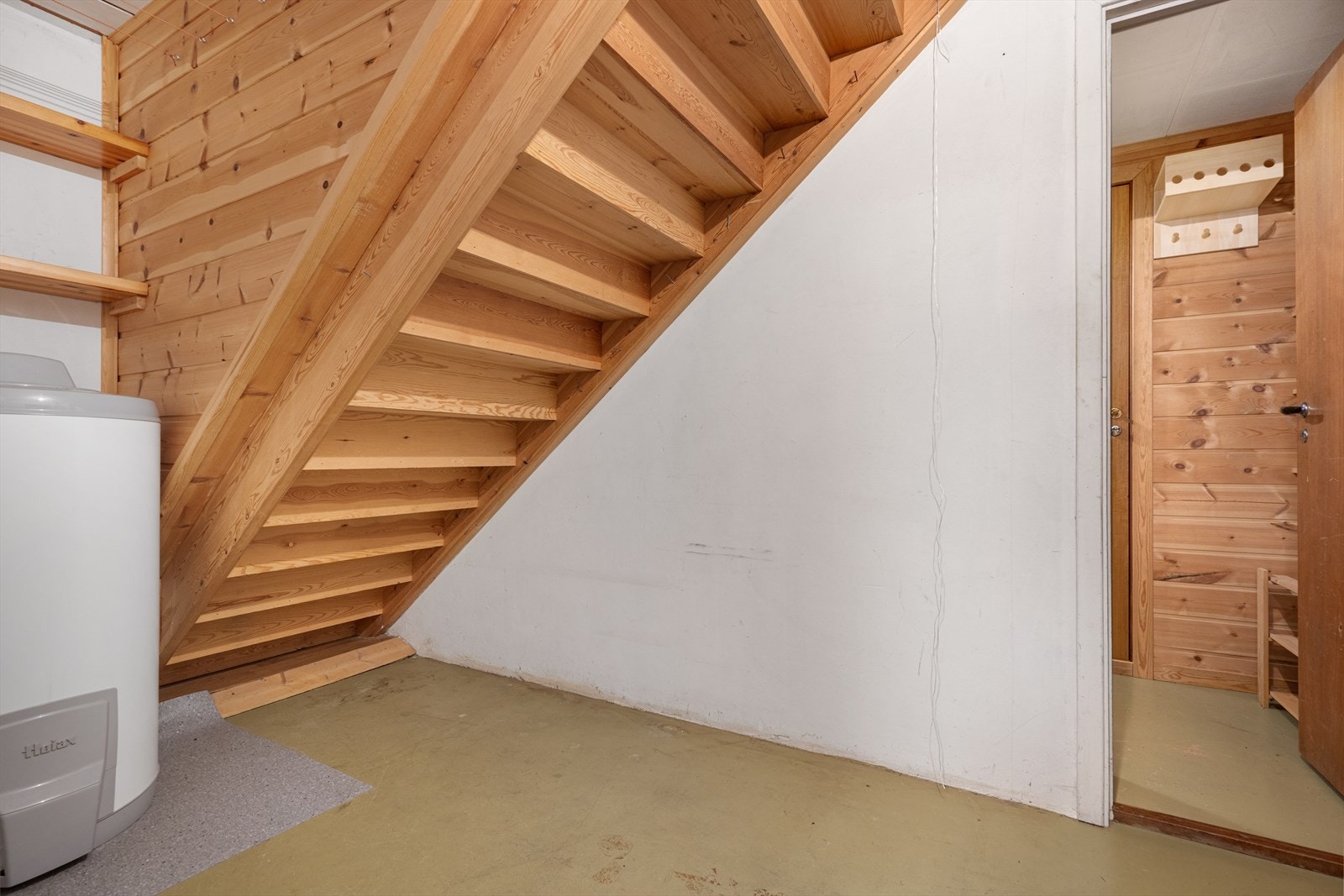 Gang som fører til bod og matbod. Galleribilde