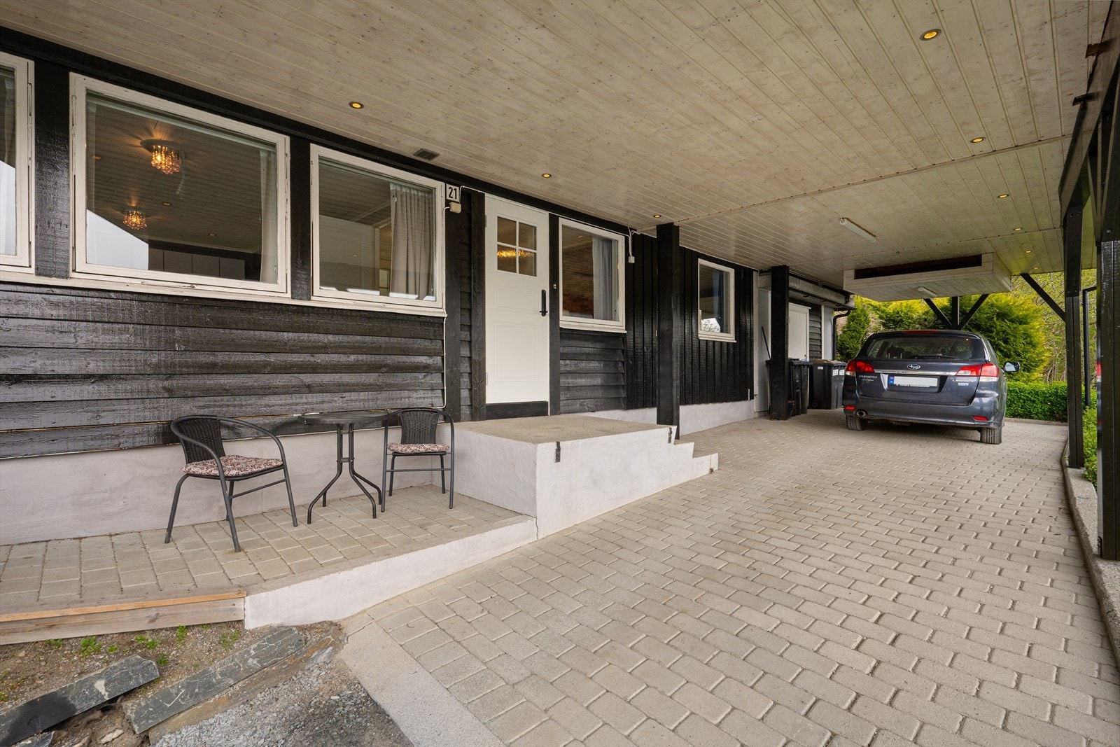 Romslig carport med plass til to biler etter hverandre. Innerst i carporten er det stor bod. I taket er det laget en boks hvor man kan lagre skiutstyr. Galleribilde