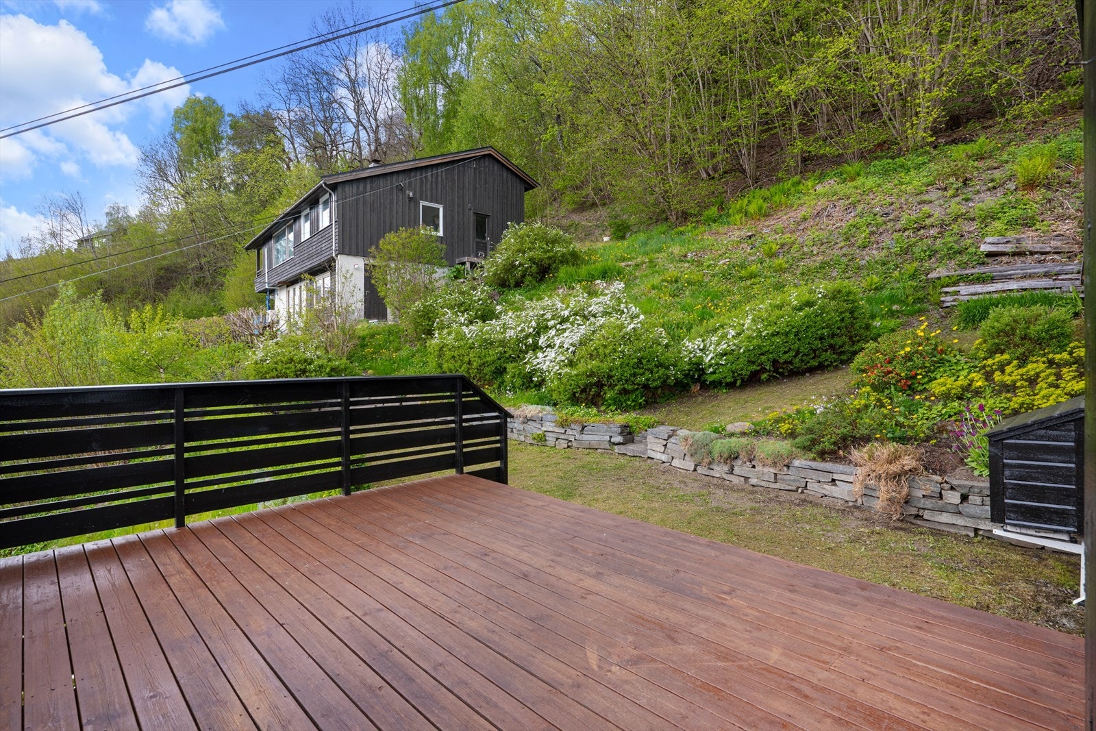 Boligen har mange flotte uteplasser med terrasse og hage som er pent opparbeidet. Galleribilde