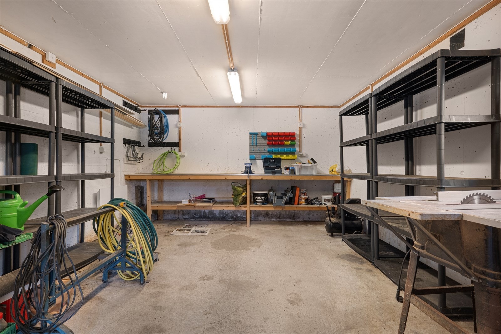 Stort verksted/bodareal som ligger ved inngangspartiet ved carporten. Galleribilde