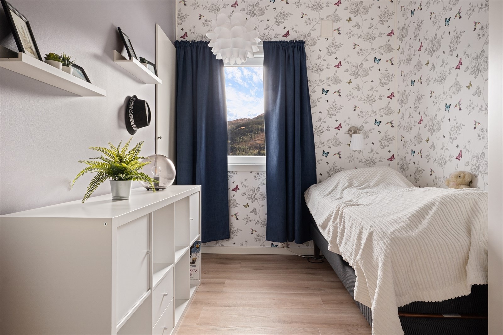 Soverom med garderobeskap. Galleribilde