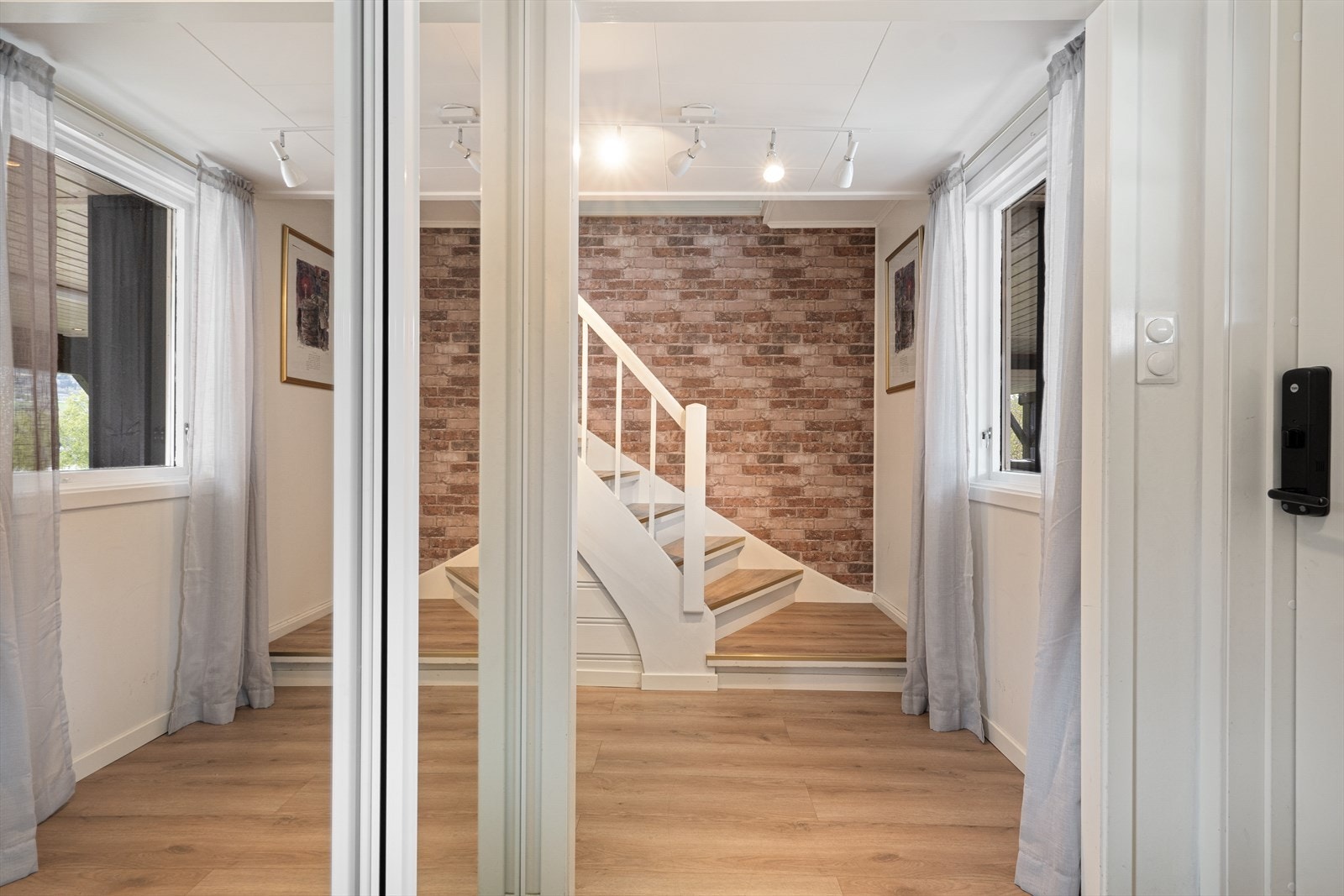 Entré med skyvedørsgarderobe. Her er det varmekabler i gulvet. Galleribilde
