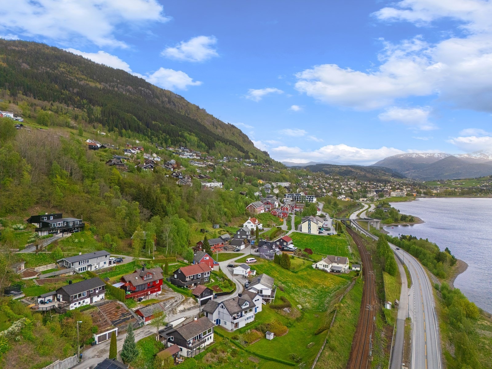 Har du spørsmål til boligen eller ønsker du visning? Kontakt megler på tlf. 98 23 96 56 eller e-post el@proaktiv.no. Galleribilde