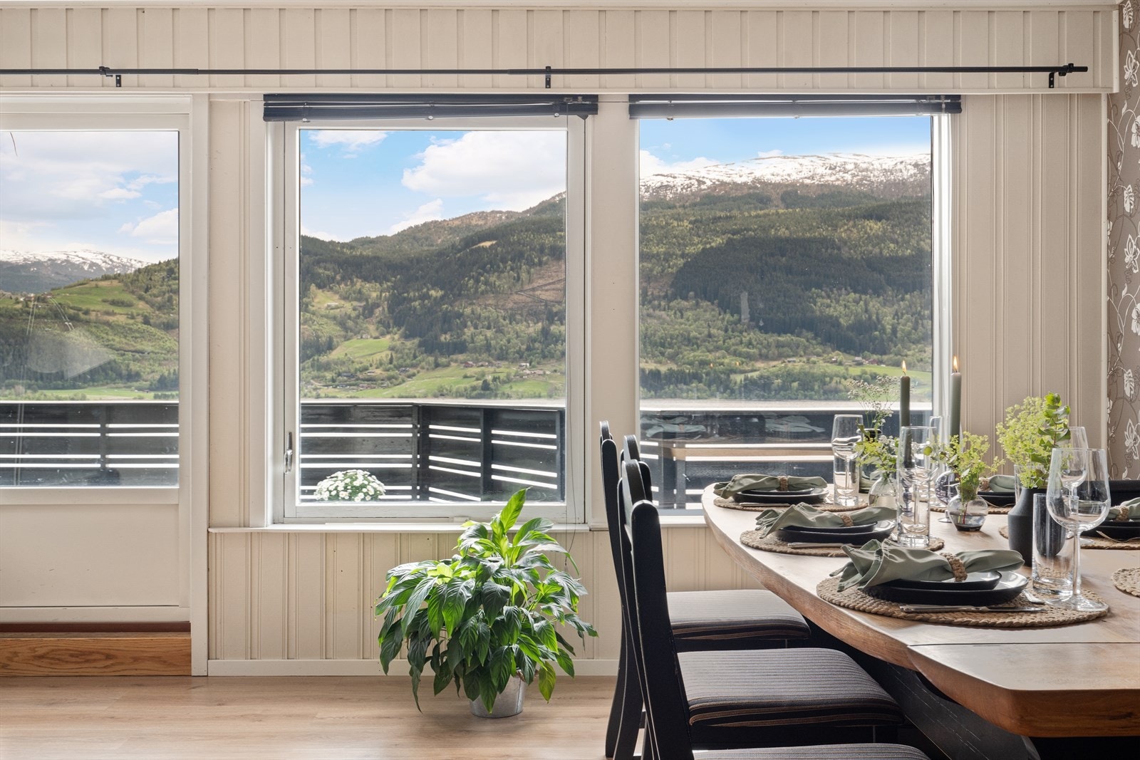 Herlig utsikt mot Vangsvatnet og Gråsida. Galleribilde