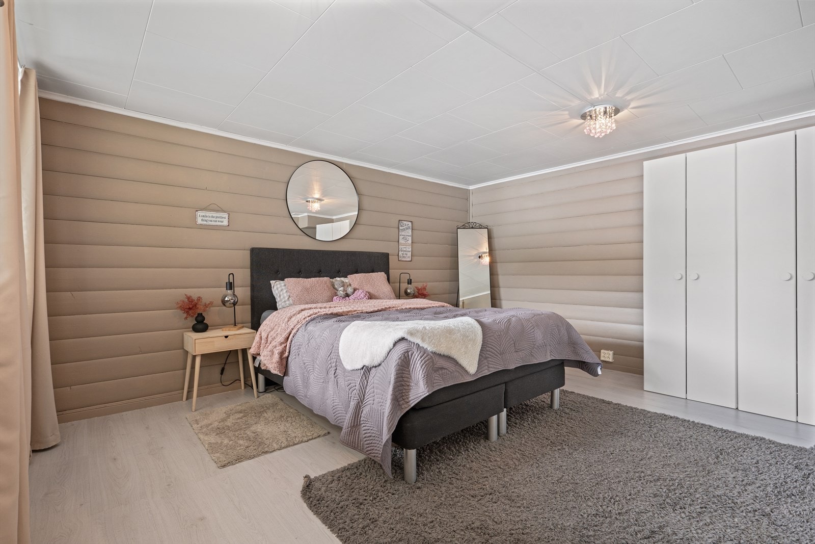 Stort soverom/kjellerstue med garderobeskap. Galleribilde