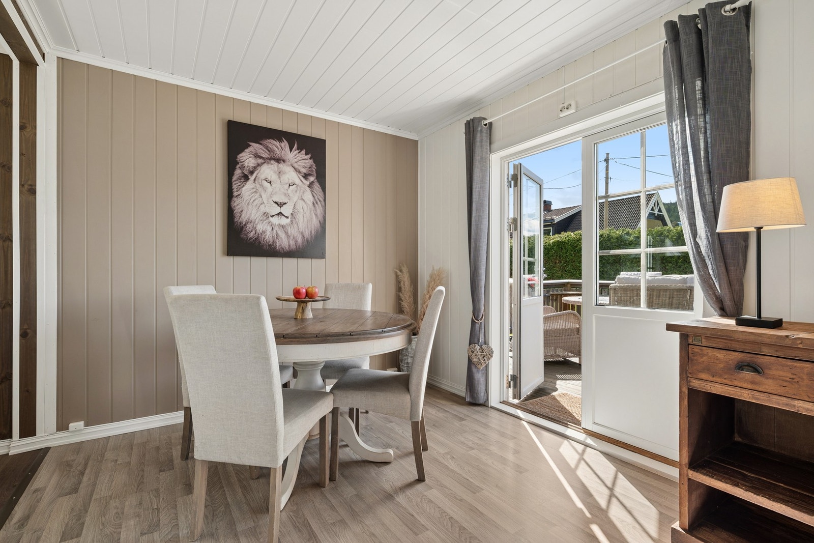 Inviter venner og familie over for et hyggelig måltid. Utgang til solrik terrasse fra stuen. Galleribilde