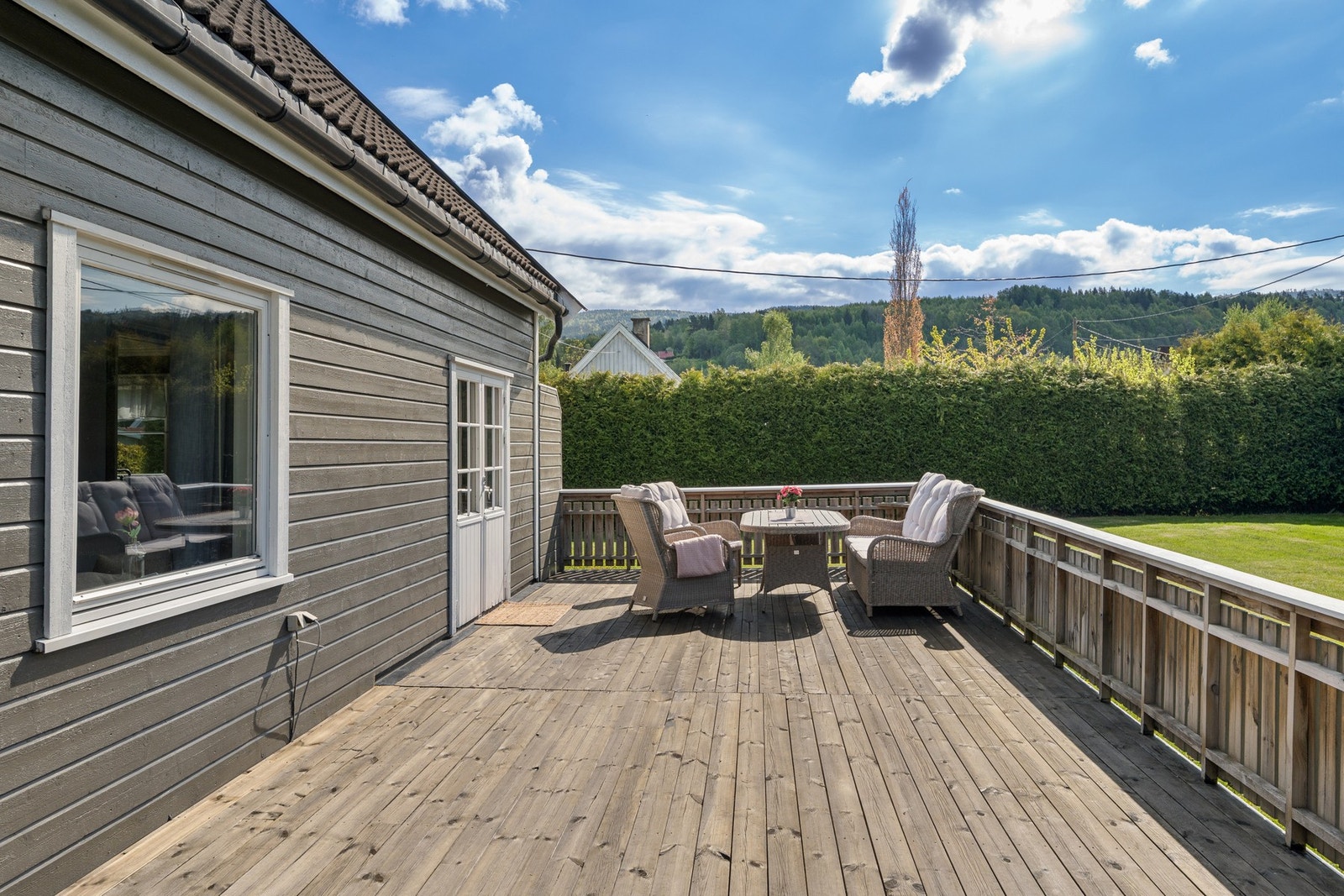 Stor terrasse med gode solforhold og plass til flere sittegrupper. Galleribilde