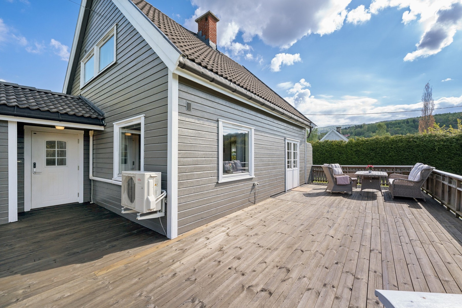 Stor terrasse og romslig hage gir gode muligheter for både avslapning og sosiale sammenkomster. Galleribilde