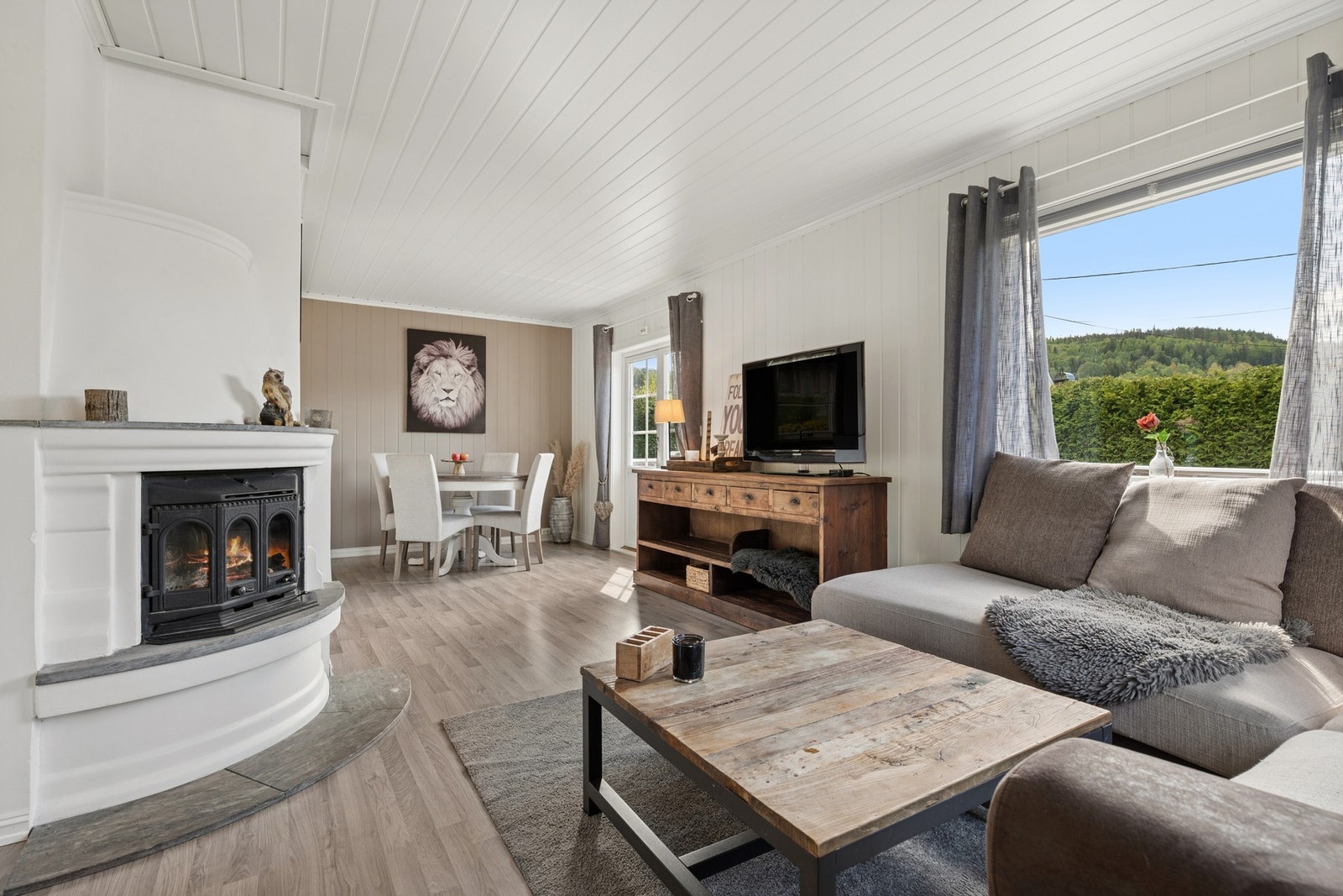 Stuen har fin plass til sofagruppe og annet møblement. Galleribilde