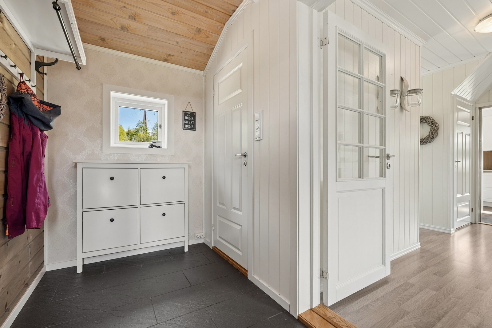 Entréen er lys og har fin plass til oppbevaring av yttertøy og sko. Galleribilde