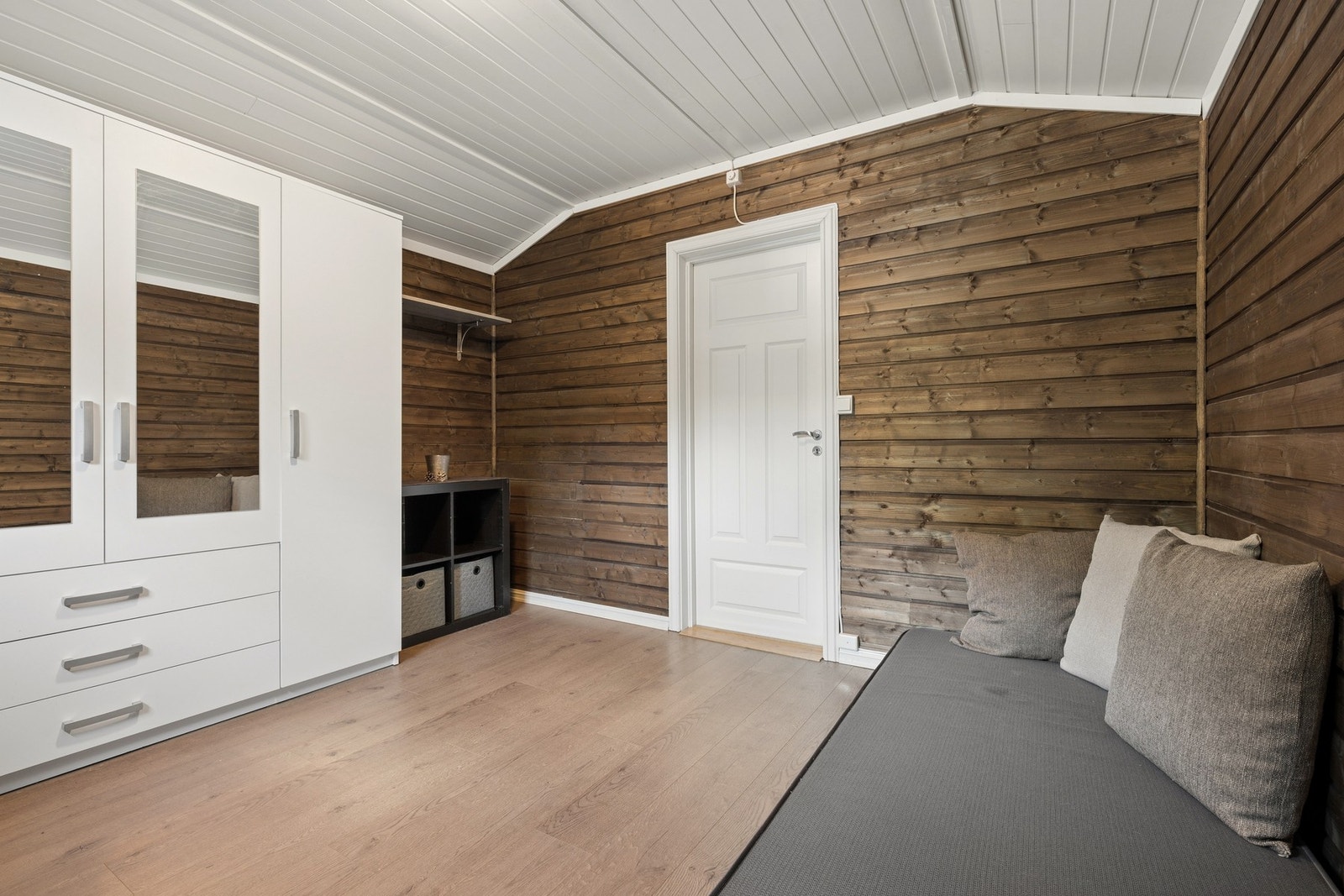 Rommet benyttes i dag som soverom, men er ikke omsøkt eller godkjent til varig opphold. Større vindu må etableres for å tilfredsstille krav til rømningsvei. Galleribilde