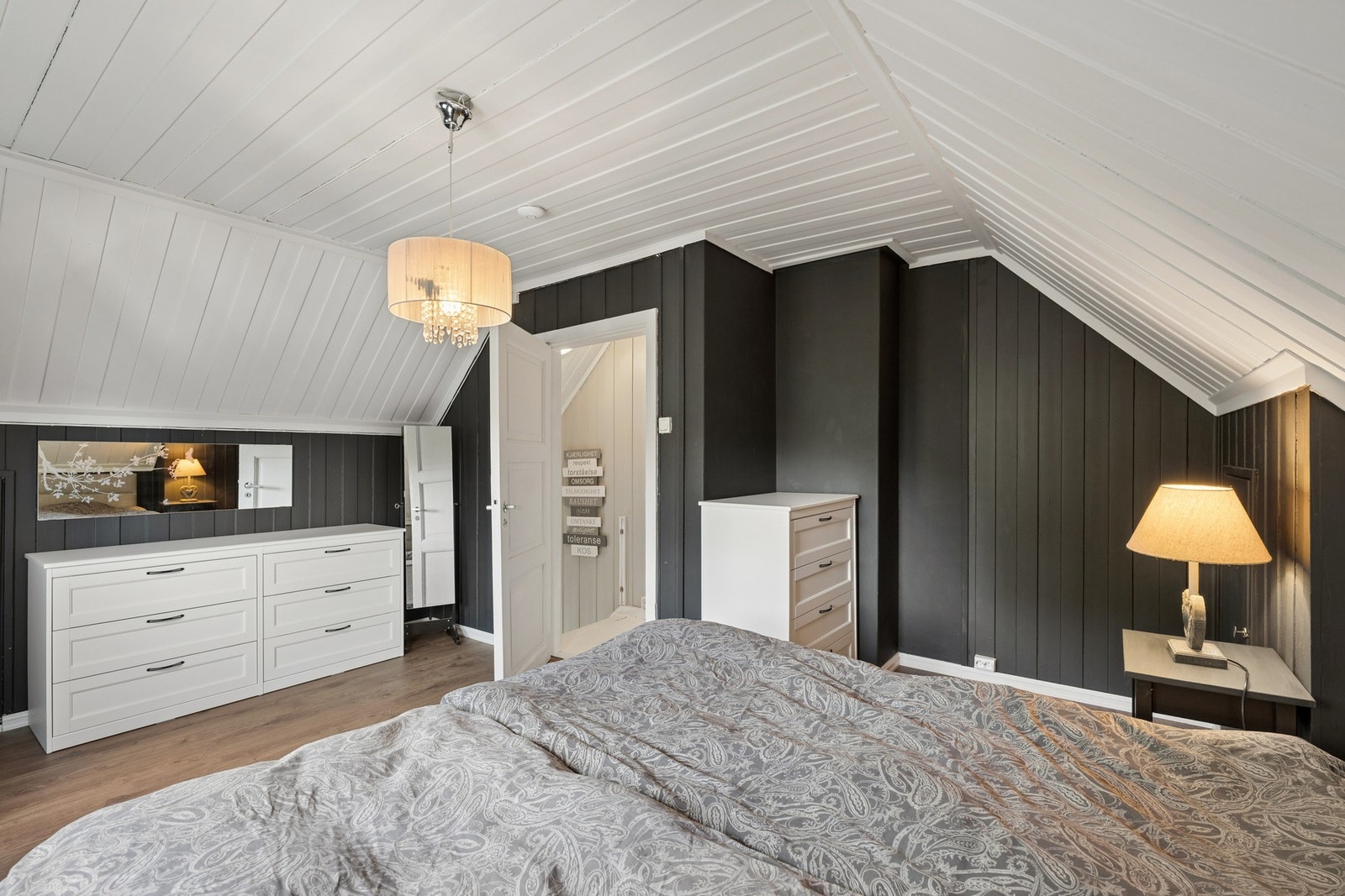 Fin plass til annet møblement på soverommet. Galleribilde
