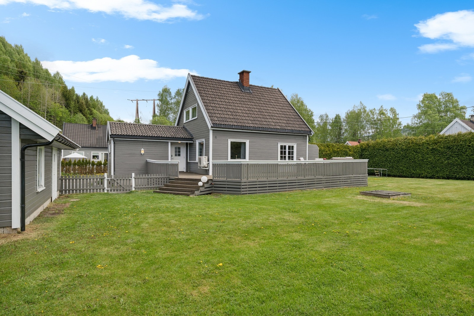 Boligen har et hyggelig uttrykk med nyere kledning og gode uteområder rundt huset. Galleribilde