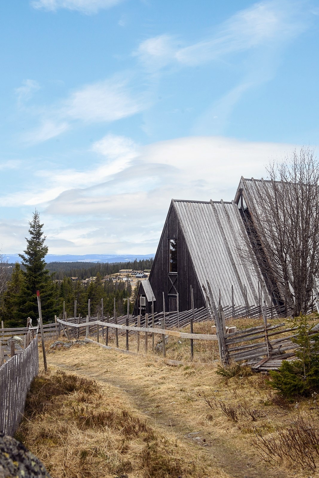 Området byr på et omfattende løypenett for langrenn, med over 1000 km preparerte løyper innen 15 km. Galleribilde