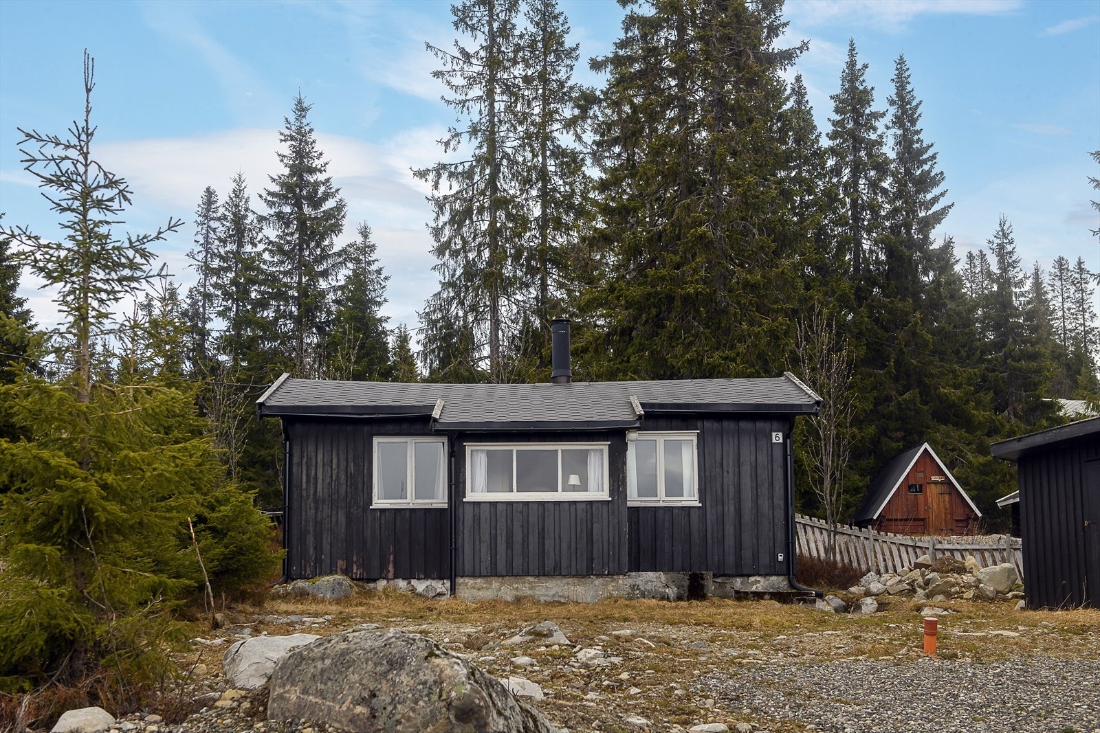 Enkel adkomst til eiendommen sommerstid. Vinterstid er det parkering like i nærheten. Ca 100 m å gå inn til hytta. Galleribilde