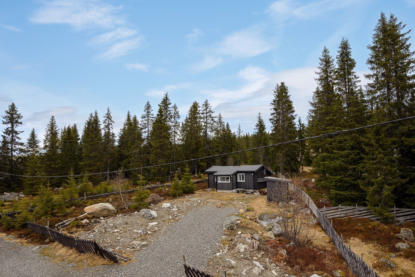 Hytta ligger i et etablert og populært fjellområde med langrennsløyper rett utenfor døren. Galleribilde