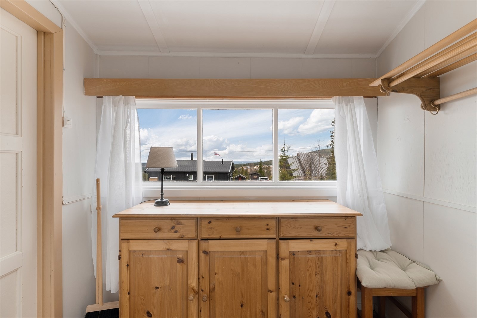 Fint lys inn i entréen gjennom vinduer. Galleribilde