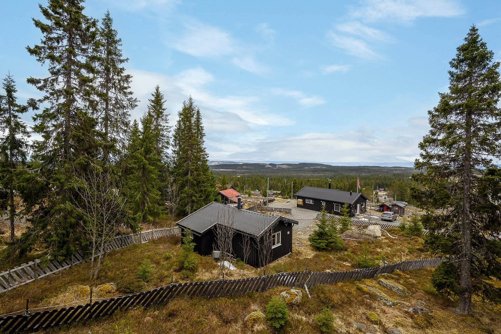 Fra eiendommen er det kort vei til Sjusjøen Skisenter og dagligvarehandel på Kiwi Sjusjøen. Galleribilde