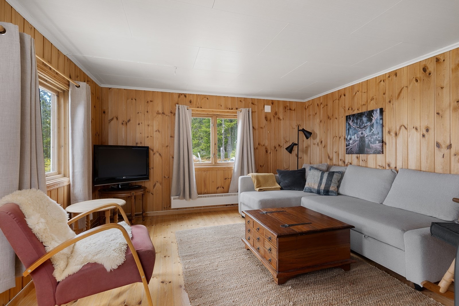 Plass til å møblere i stua med sofagruppe. Galleribilde