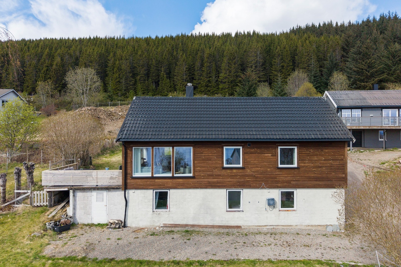 Fasaden er renovert med ny kledning og etterisolering på 3 sider, samt 7 vinduer og verandadør er byttet. Galleribilde