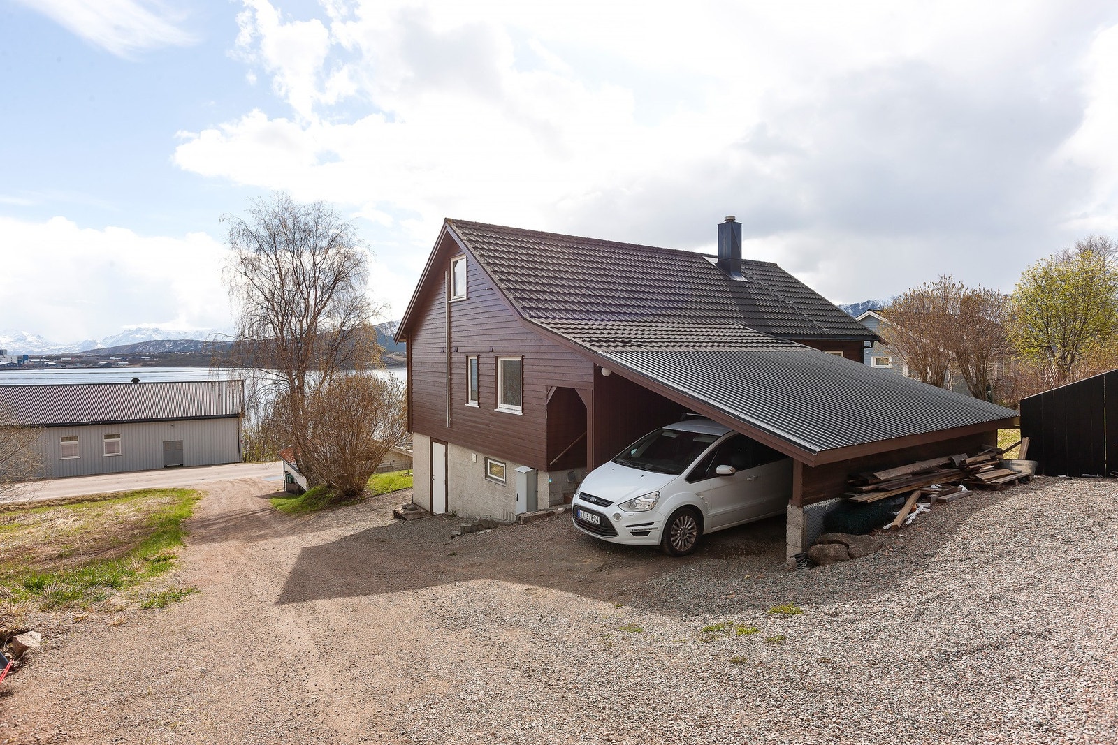 Overbygd inngangsparti og carport på ca. 22 kvm. Galleribilde