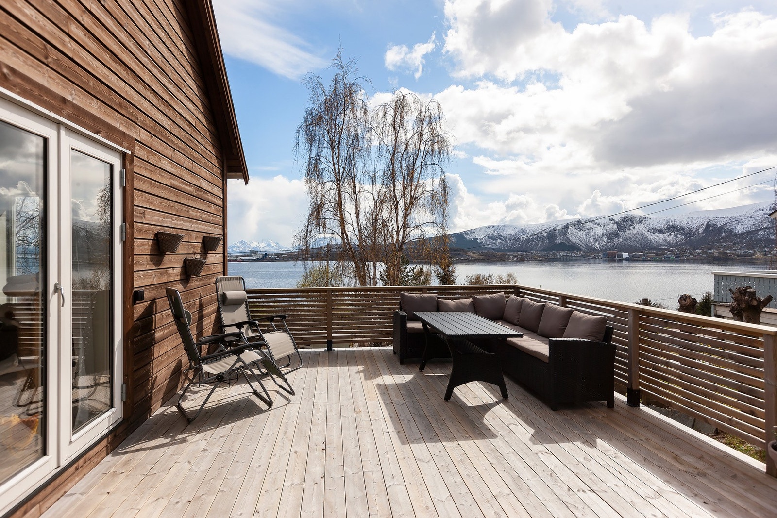 Her kan man nyte solrike dager. God plass til utemøbler og grill. Galleribilde
