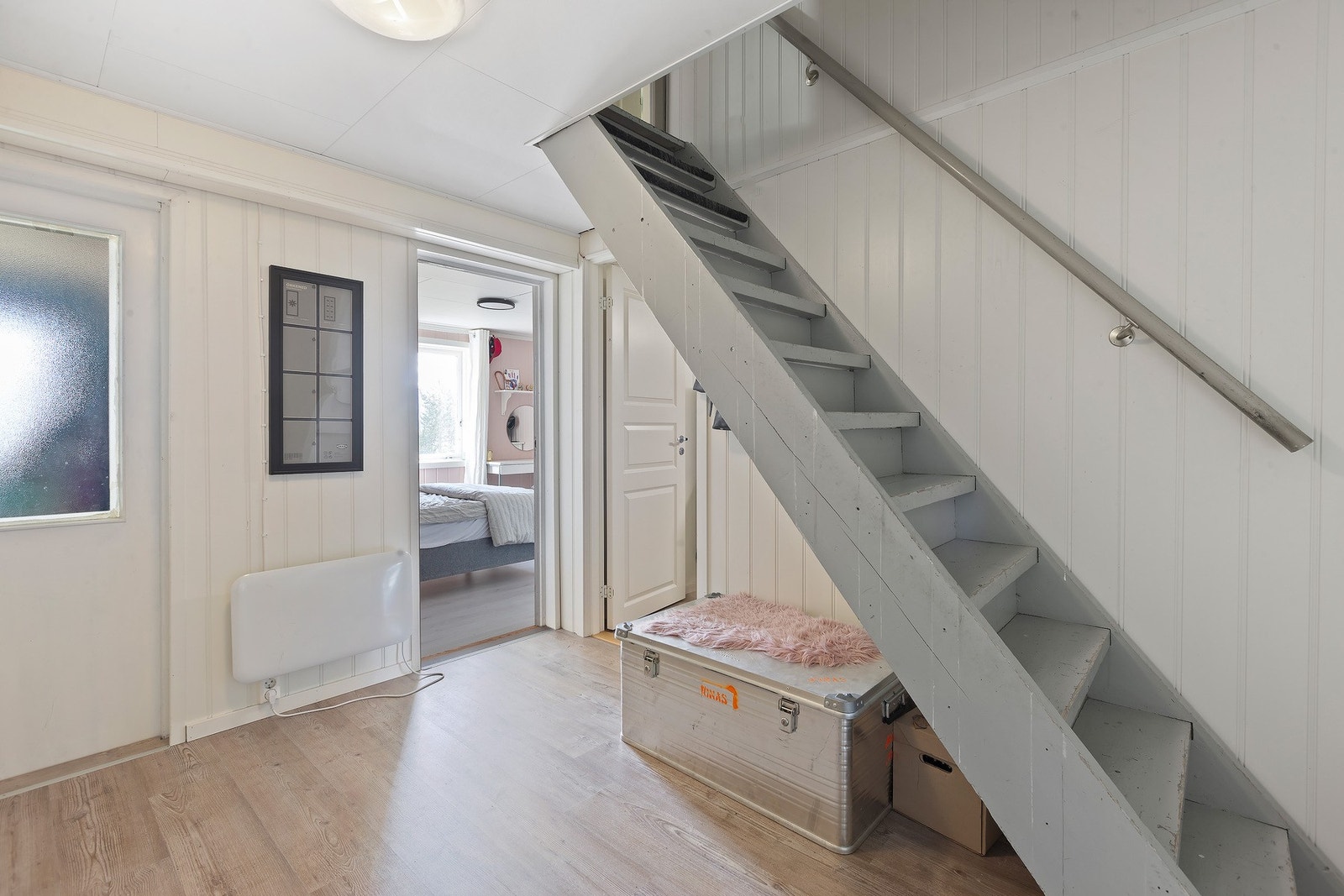 Gang med trapp opp til hoveddel. Galleribilde